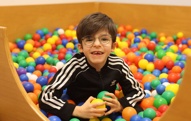 Im Bällebad ist der sechsjährige Raffael in seinem Element, er liebt alle Ballsportarten.