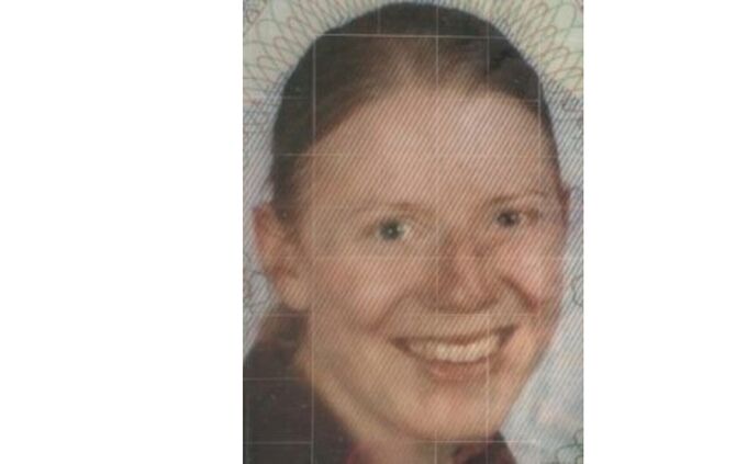 Die Polizei fahndet mit einem Bild nach der Vermissten.