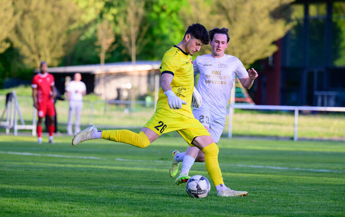 Steffen Bönisch (rechts) und der FSV Waiblingen waren gegen Tübingen erfolgreich. Levin Härtel (links) war als Torhüter des SV F