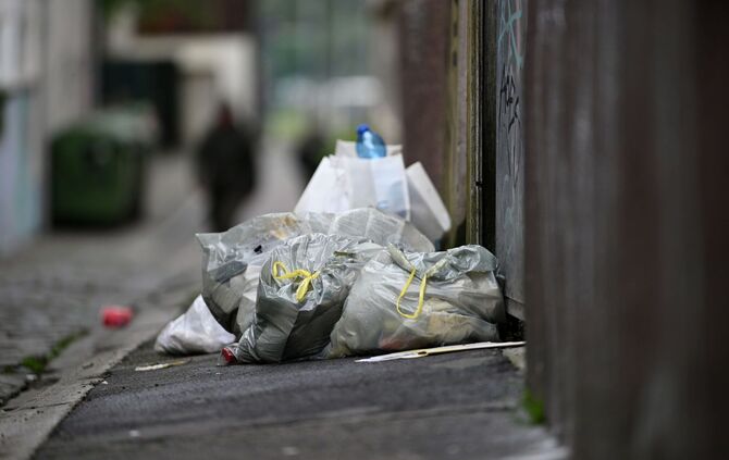 Müllsäcke und Abfall auf einem Gehweg