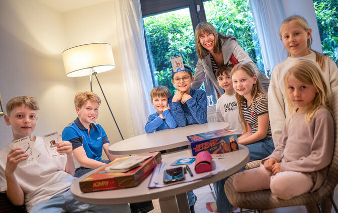 Beim „Who am I?“ spielen: Birga Roos zusammen mit Kindern, die ihre Sprachschule in Beinstein besuchen.