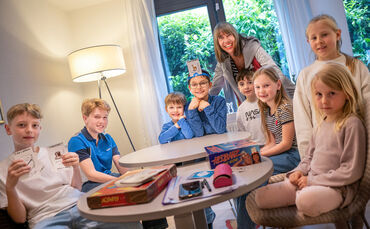 Beim „Who am I?“ spielen: Birga Roos zusammen mit Kindern, die ihre Sprachschule in Beinstein besuchen.