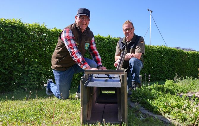 Jochen Schaal und Fabian Probst (von links) sind die beiden für Winterbach zuständigen Stadtjäger. Mit der Falle fangen sie Wasc