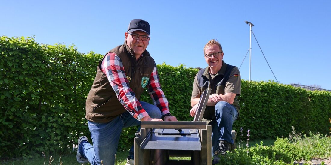 Jochen Schaal und Fabian Probst (von links) sind die beiden für Winterbach zuständigen Stadtjäger. Mit der Falle fangen sie Wasc