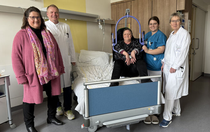 So kann Elisabeth Centonza, Patientin in Winnenden, endlich mal das Bett verlassen: Pflegefachkraft Salome Wiens (2.v.r.) demons
