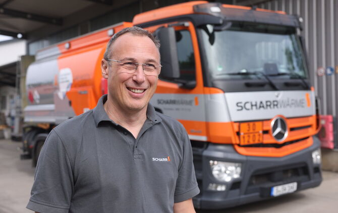 "Scharr Wärme"-Geschäftsführer Axel Wolff erklärt am Standort des Stuttgarter Unternehmens in Endersbach, was im Heizöl-Geschäft