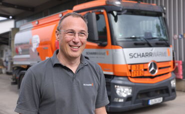 "Scharr Wärme"-Geschäftsführer Axel Wolff erklärt am Standort des Stuttgarter Unternehmens in Endersbach, was im Heizöl-Geschäft