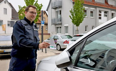 Markus Weiser vom Gemeindevollzugsdienst mit einem digitalen Knöllchen: Der QR-Code auf dem Blatt verbindet den Strafzettel mit 