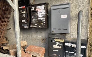 Die Briefkästen stehen exemplarisch für andere Missstände im Haus. Wie viele Menschen wohnen tatsächlich hier?