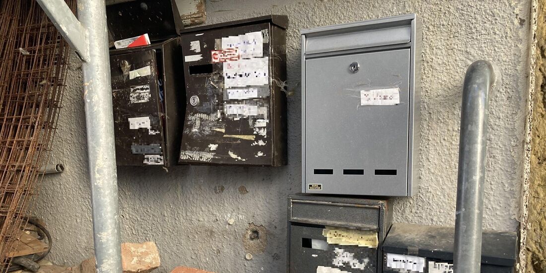 Die Briefkästen stehen exemplarisch für andere Missstände im Haus. Wie viele Menschen wohnen tatsächlich hier?