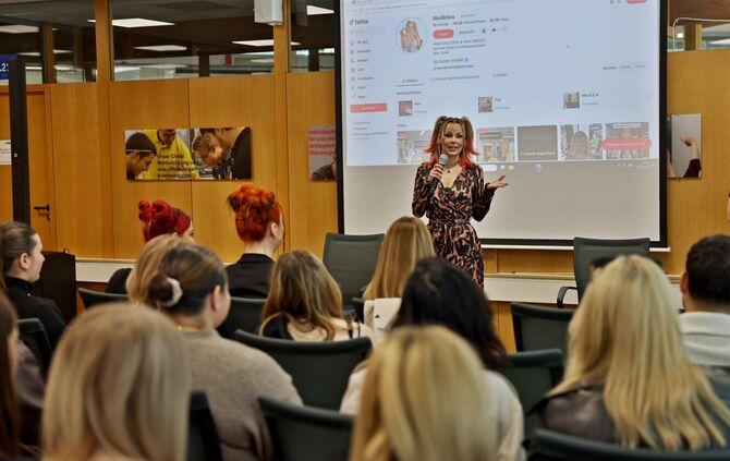 Friseur-Influencerin "MrsMrSea" während ihres Vortrags in der Berufsschule Waiblingen.