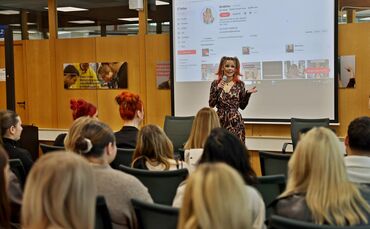 Friseur-Influencerin "MrsMrSea" während ihres Vortrags in der Berufsschule Waiblingen.