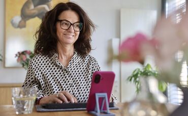 Sabine Wöhrstein (57) aus Strümpfelbach schreibt auf einer Tastatur nieder, was sie sagen möchte - und eine App übersetzt es dan