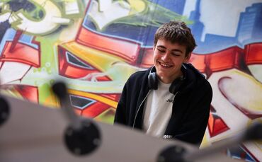 Benjamin im Fellbacher Jugendhaus: Er hat eine Behinderung; er macht hier den Bundesfreiwilligendienst. Er  ist beliebt, er hat