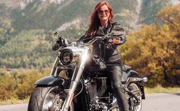 Andrea Berg auf einer Harley-Davidson: Als Jugendliche hat die heute 60-Jährige ihren Moped-Führerschein gemacht.