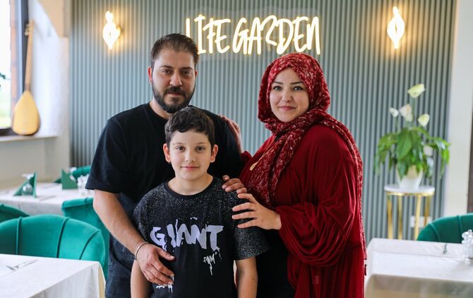 Kemal Demirkutlu und Zübeyda Demirkutlu mit ihrem Sohn im LifeGarden in Kernen.