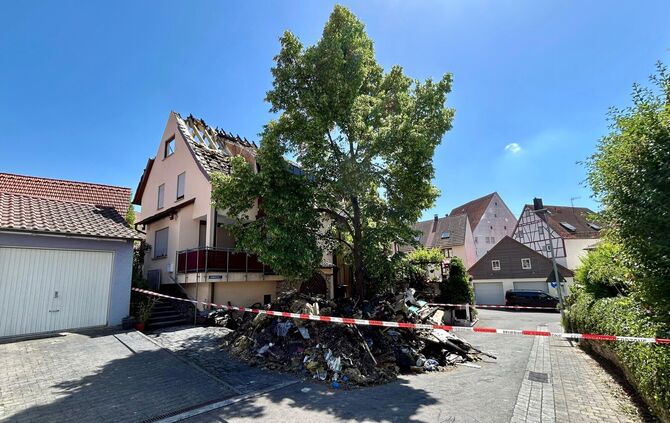 Brand in Strümpfelbach in der Nonnengasse: Die Feuerwehr musste das Dach des Wohnhauses für die Löscharbeiten entfernen.