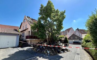 Brand in Strümpfelbach in der Nonnengasse: Die Feuerwehr musste das Dach des Wohnhauses für die Löscharbeiten entfernen.