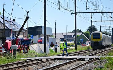 Schulbus in Belgien von Zug erfasst