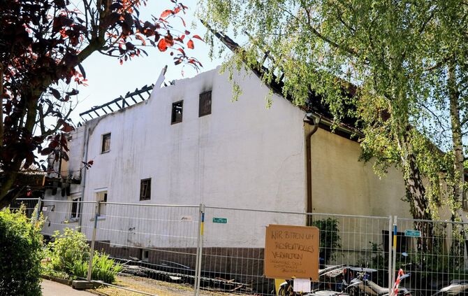 Das zerstörte Haus in Bittenfeld. Am Bauzaun steht der Hinweis:  „Wir bitten um respektvolles Verhalten gegenüber den betroffene