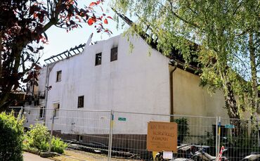Das zerstörte Haus in Bittenfeld. Am Bauzaun steht der Hinweis:  „Wir bitten um respektvolles Verhalten gegenüber den betroffene