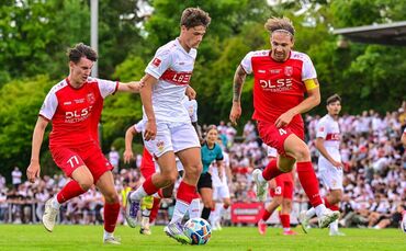 Niklas Weiß (rechts im Bild, hier im Trikot des SV Fellbach im Testspiel gegen den VfB) wechselt zum FSV Waiblingen.