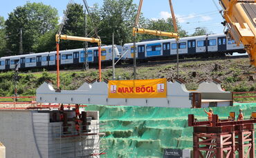 Die S4, die hier noch die alte Bahnbrücke überquert hat, wird Ende August 2027 über jene Brücke fahren, deren eines Teil hier ge