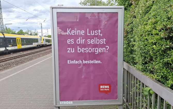 Ist das ein fragwürdiger Spruch, um auf die Möglichkeit der Online-Bestellung hinzuweisen, oder nicht?