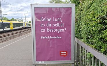 Ist das ein fragwürdiger Spruch, um auf die Möglichkeit der Online-Bestellung hinzuweisen, oder nicht?
