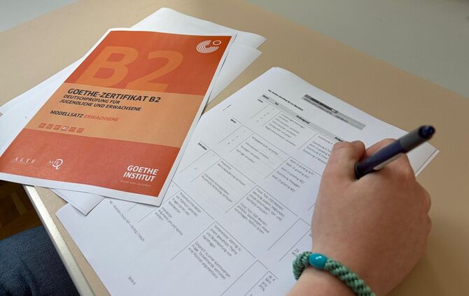 Eine 62-Jährige hat unter anderem ein gefälschtes Zertifikat für einen Deutschtest eingereicht (Symbolfoto).