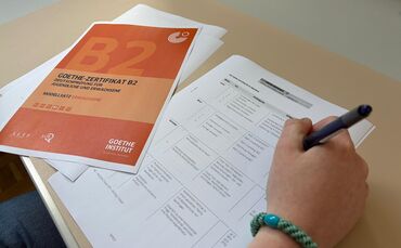 Eine 62-Jährige hat unter anderem ein gefälschtes Zertifikat für einen Deutschtest eingereicht (Symbolfoto).