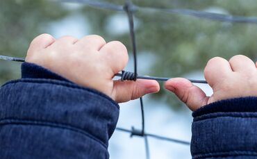 Ein Tagesvater aus dem Rems-Murr-Kreis hat zugegeben, vielfach Kinder schwer sexuell missbraucht zu haben. Sein Sohn soll dassel