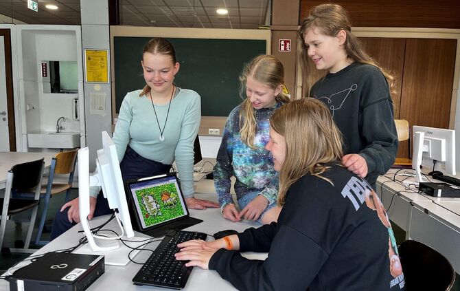 Bei der Redaktionsarbeit: Lisa Hertle, Marlene Schmidt, Isabel Hoffer (sitzend), Luisa Boer (stehend) (von links).