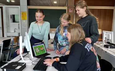 Bei der Redaktionsarbeit: Lisa Hertle, Marlene Schmidt, Isabel Hoffer (sitzend), Luisa Boer (stehend) (von links).