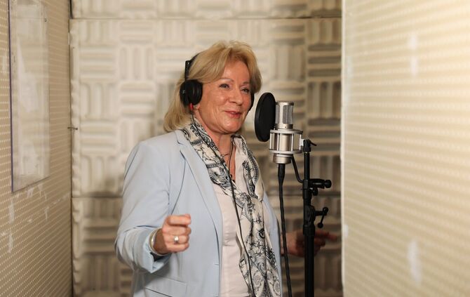 Sonja Philipp (69) bringt ein positives Lebensgefühl ans Mikro.