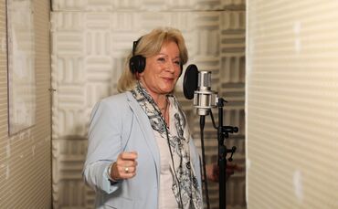 Sonja Philipp (69) bringt ein positives Lebensgefühl ans Mikro.
