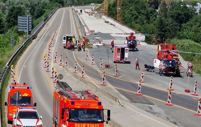 Zwei Rettungshubschrauber waren im Einsatz und brachten die schwer verletzten Arbeiter in umliegende Kliniken.