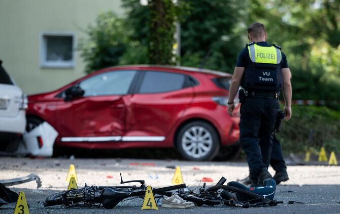 Autofahrerin fährt Kinder an - ein Kind lebensgefährlich verletzt