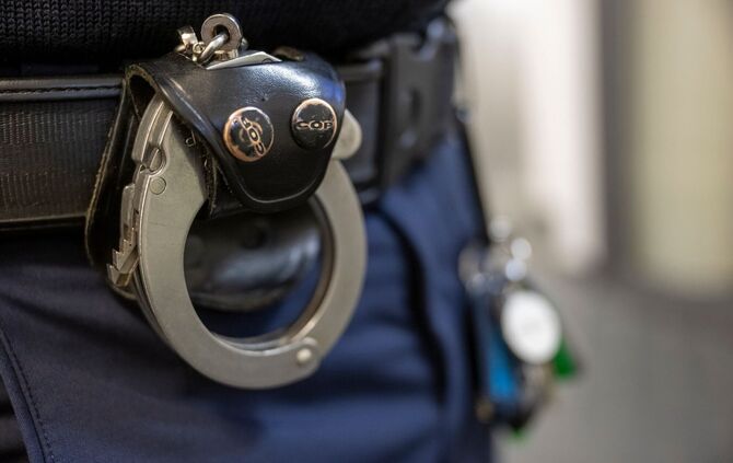Die Polizei nimmt den ehemaligen Lebensgefährten wegen versuchten Mordes fest. (Symbolbild)