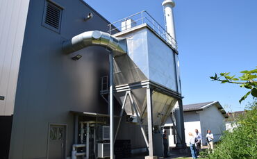 Der Elektrofilter an der Außenseite des Gebäudes sorgt für saubere Luft.