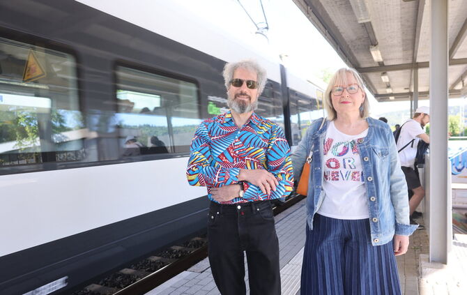 Michael und Ulrike Bildstein am Bahnhof in Plüderhausen auf dem Weg zu einem Konzert.