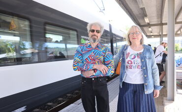 Michael und Ulrike Bildstein am Bahnhof in Plüderhausen auf dem Weg zu einem Konzert.