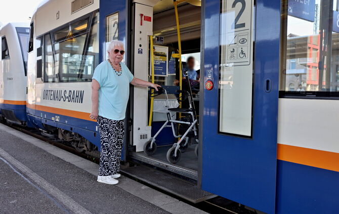 Heidi Hollo kommt mit dem Ein- und Aussteigen ins Wiesel mit dem Rollator noch ganz gut klar – so geht es aber nicht allen.