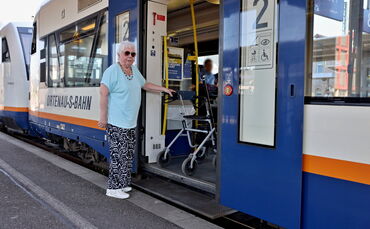 Heidi Hollo kommt mit dem Ein- und Aussteigen ins Wiesel mit dem Rollator noch ganz gut klar – so geht es aber nicht allen.