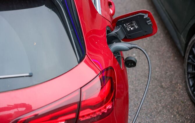 Elektroauto lädt an Ladesäule