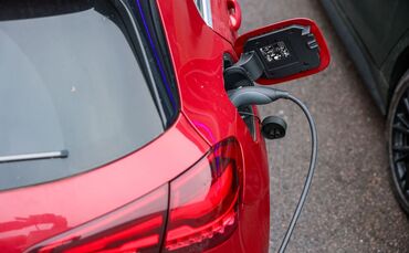 Elektroauto lädt an Ladesäule