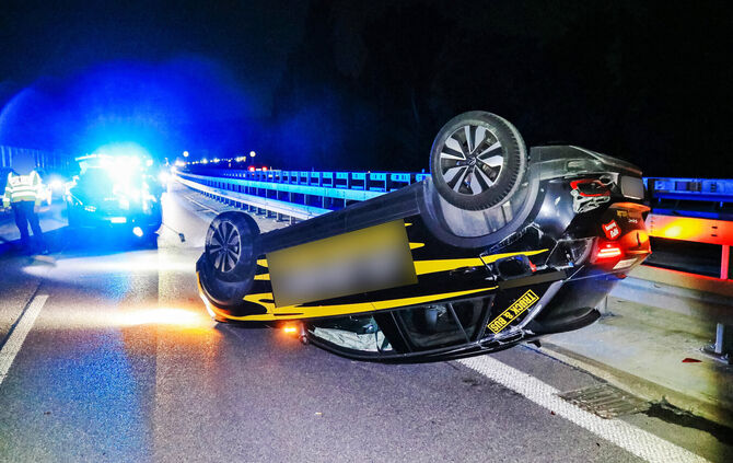 Ein Fahrschulauto hat sich nach einem Unfall überschlagen.