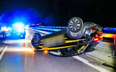 Ein Fahrschulauto hat sich nach einem Unfall überschlagen.
