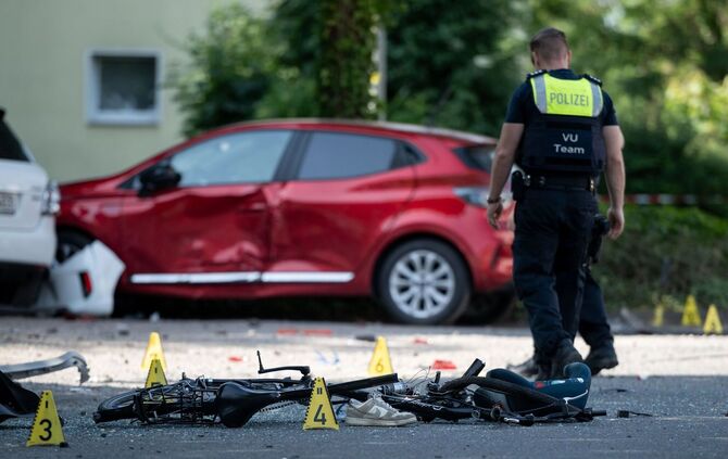Autofahrerin fährt Kinder an - ein Kind lebensgefährlich verletzt