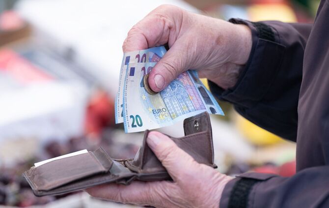 Die Löhne steigen: Beschäftigte haben mehr Geld zum Ausgeben
